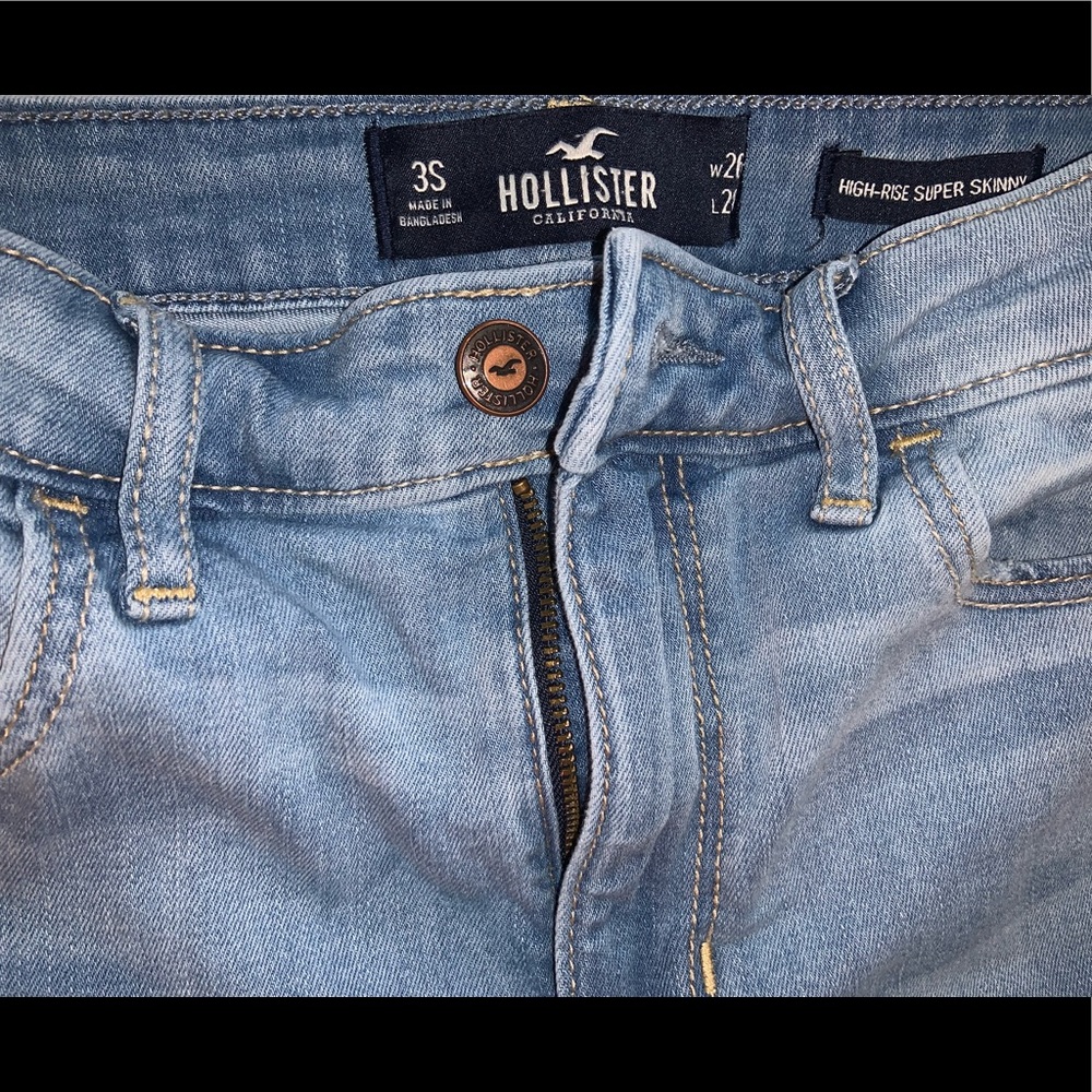 LIGHT WASH HOLLISTER JEANS